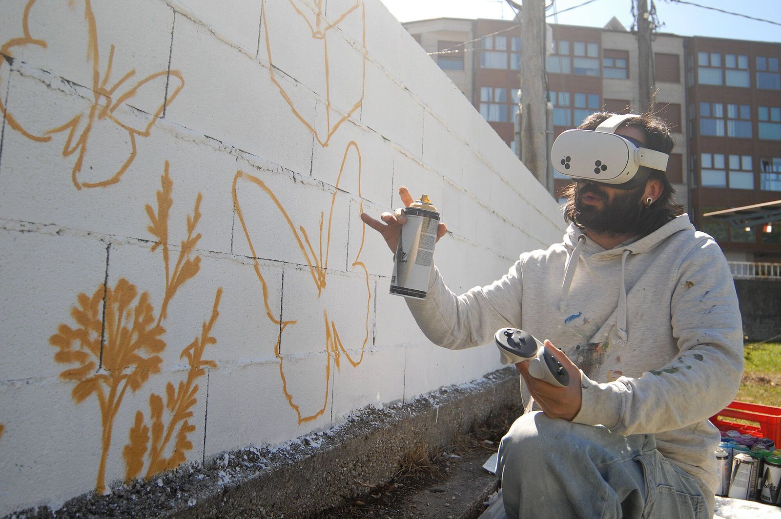 Artista pintando un mural asistido por realidad mixta